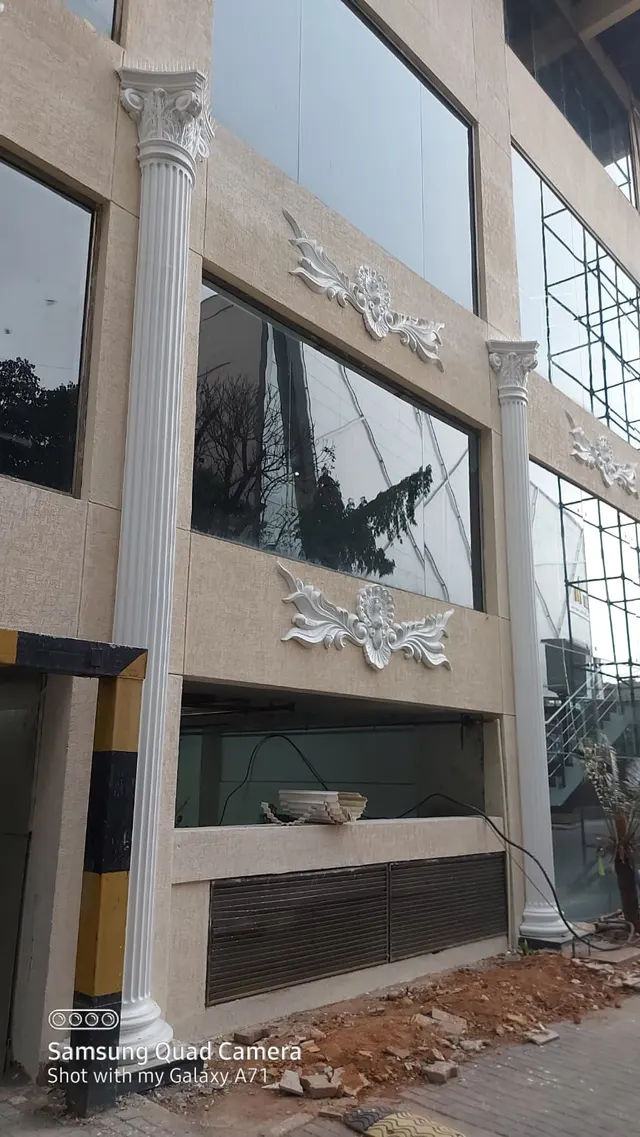 Columns and relief panels along the side elevation, 1 MG Lido Mall