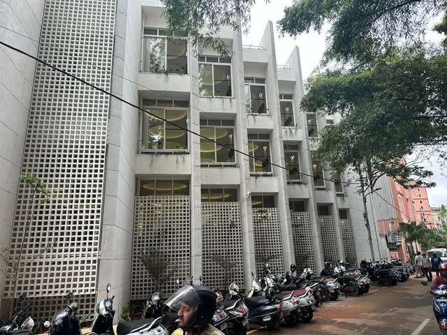 Jali screens along the street front, Bismilla Green Masjid