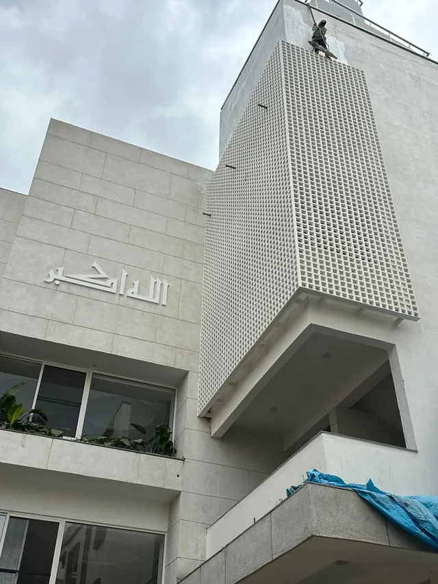 A jali-clad bay above the entrance, Bismilla Green Masjid