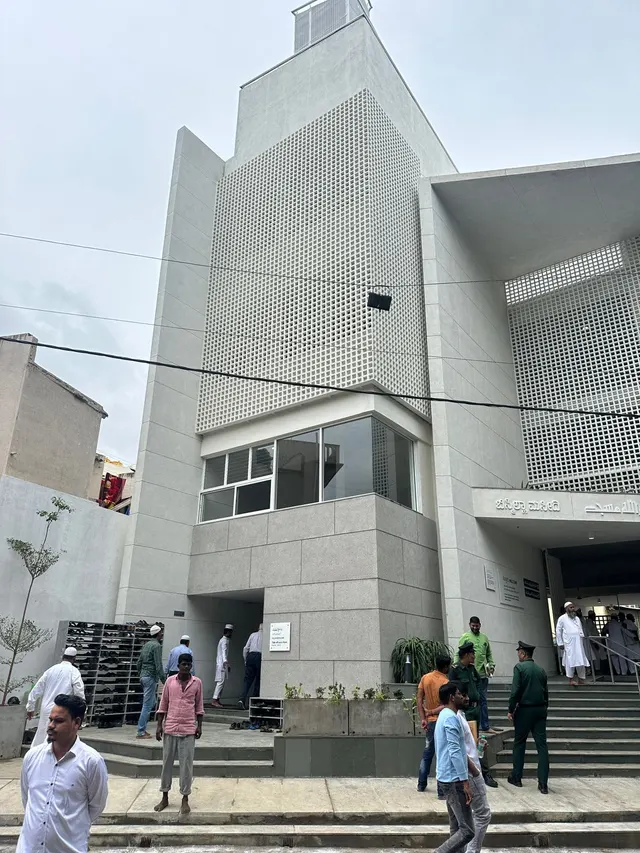 The entrance and the angled bays, Bismilla Green Masjid