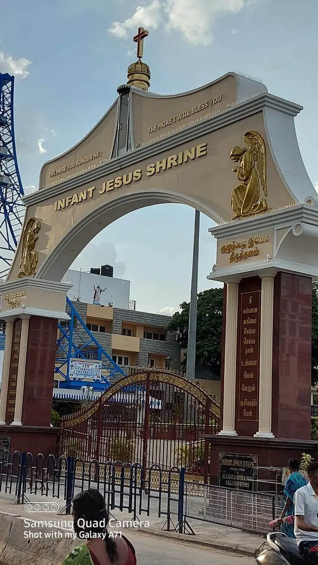 The arch and pillars from the side, Infant Jesus Church