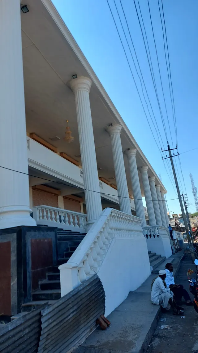 The colonnade and steps, Janatha Bazar, Basavanabagevadi