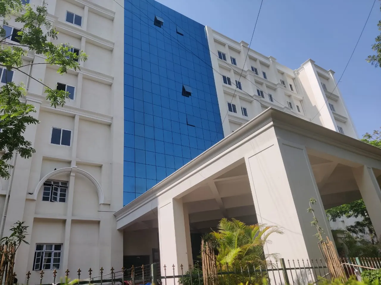 The entrance porch and hospital block, Victoria Hospital, Bengaluru